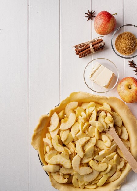 Kochen von hausgemachten Apfelkuchen auf einem Holztisch