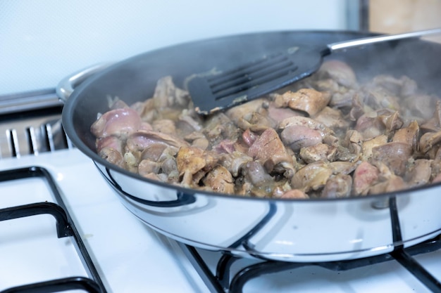 Kochen von Hühnerleber und -herzen in einer Pfanne