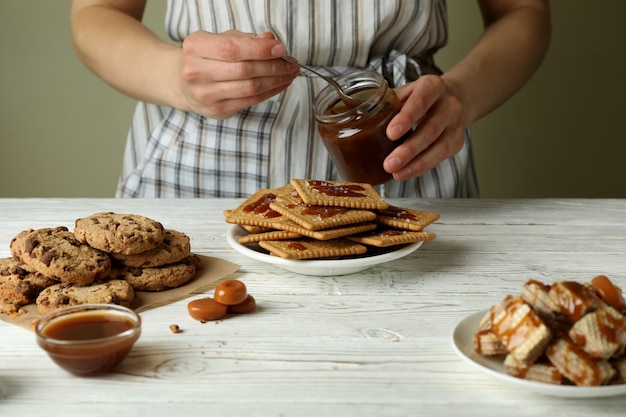 Kochen von leckeren Keksen mit Karamellkonzept, Vorderansicht