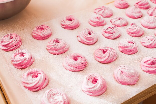 Kochen von rosa Marshmallow-Dessert mit Früchten - Zephyr