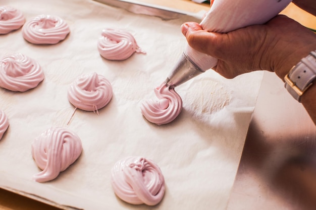 Kochen von rosa Marshmallow-Dessert mit Früchten - Zephyr