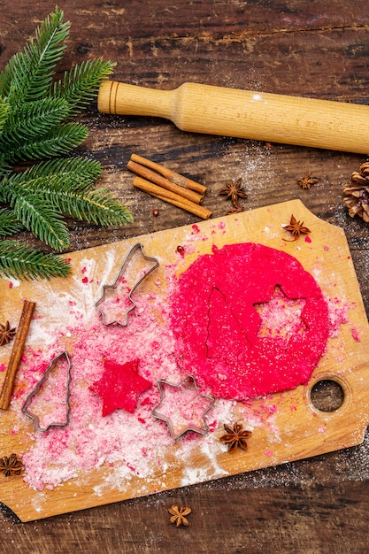 Kochen von roten Ingwerplätzchen. Traditionelles Weihnachtsgebäck.