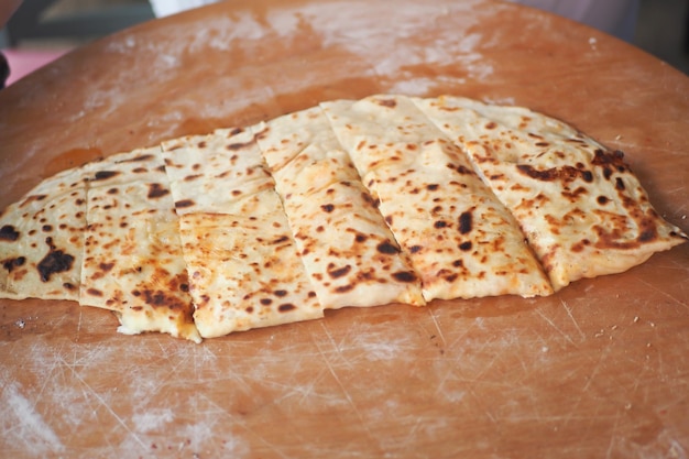 Kochen von Roti Chapati auf einer großen Kochpfanne