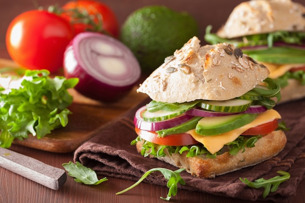 Kochen von tomaten-avocado-käse-sandwich mit gurkenzwiebeln