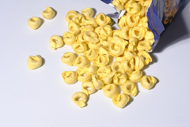 Foto kochen von tortellini-nudeln makroaufnahme