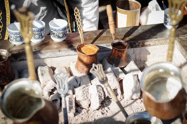 Kochen von türkischem Kaffee in Cezve auf den Kohlen Istanbul