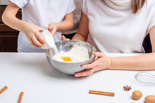 Kochen von Weihnachts- und Neujahrsschokoladenplätzchen oder Lebkuchen. Traditionelles festliches Backen, backen mit Kindern. Schritt 6 Zucker in die Schüssel geben. Schritt für Schritt Rezept.