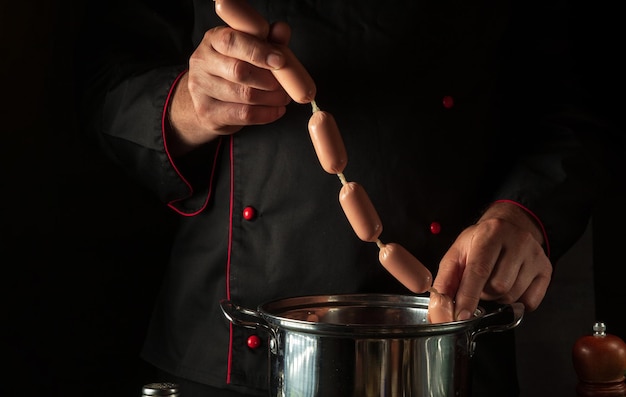 Kochen von Würstchen vom Küchenchef in der Küche Menü für ein Restaurant oder Hotel