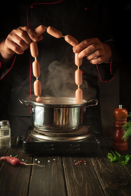 Kochen von Würstchen vom Küchenchef in der Küche Menü für ein Restaurant oder Hotel