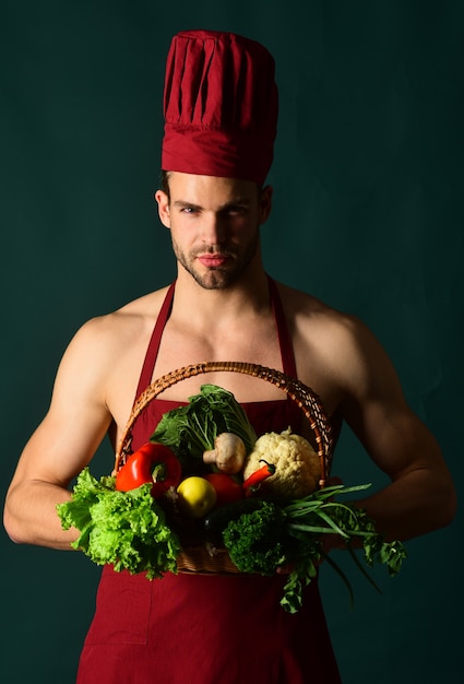 Kochen Vorbereitung für Abendessen männlicher Koch mit Gemüsekorb