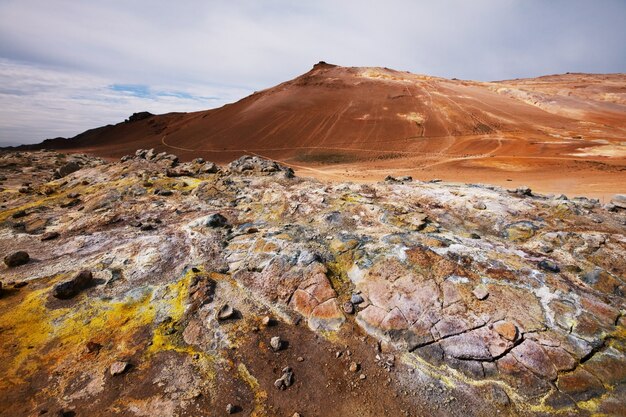 Kochende Schlammbecken in einer geothermischen Landschaft in Island