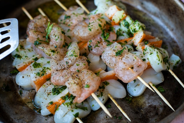 Kochfertige Fischspieße mit Garnelen und Tintenfisch