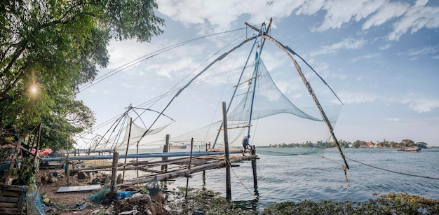 KOCHI, ÍNDIA - 1 DE OUTUBRO DE 2018: Paisagem da costa do oceano com a silhueta de redes de pesca chinesas em Cochin (Kochi). Sul da Índia, Kerala, Kochin