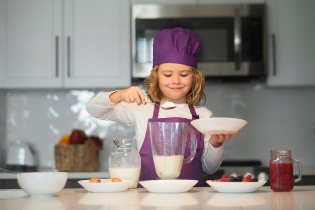 Kochkind bereitet leckeres Essen in der Küche zu Kinder bereiten den Teig Backkekse in der Küche zu