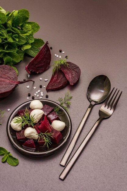 Kochkonzept. Gesunder Salat mit gebackenen Rote Beete, Baby Mozzarella, frischem Grün