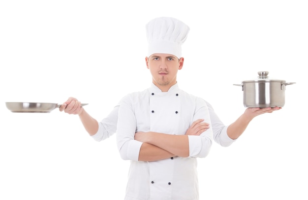 Kochkonzept - junger Mann in Kochuniform mit vier Händen, die Kochtopf und Bratpfanne auf weißem Hintergrund halten