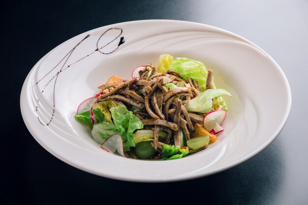 Kochsalat mit frischem Radieschen vom Rind mit Gemüse und Dressing aus eingedampftem Balsamico-Essig