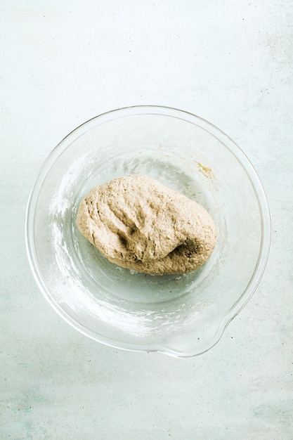 Kochteig für Fladenbrot auf einem Tisch in einer Glasschüssel