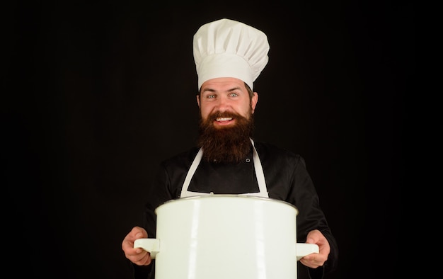 Kochtopf kochen Essen Beruf Konzept männlicher Koch hält Topfkoch in Uniform kochen mit