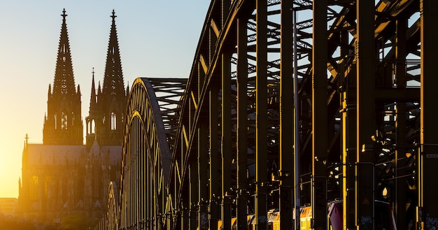 Kölner Dom bei Sonnenuntergang