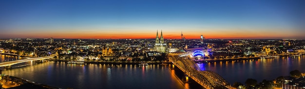 Kölner Skyline-Panorama bei Sonnenuntergang