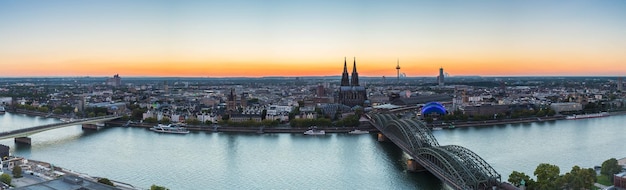 Kölner Skyline-Panorama in der Abenddämmerung