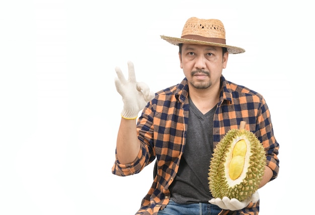König der Frucht in Thailand, asiatischer Mann Bauer, der Mon Thong Durian hält und OK Zeichen Hand lokalisiert auf Weiß zeigt