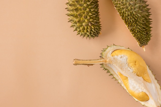 König der Früchte, Durian auf braunem Hintergrund. Platz kopieren