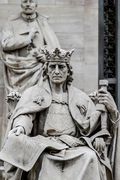 König-Skulptur. Fassade der Nationalbibliothek in Madrid, Spanien