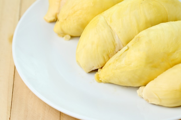 König von Früchten, Abschluss herauf Durian auf weißem Teller.