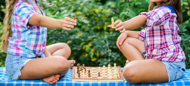 Könige des Schachs erfahrene Kinder schalten Ihr Gehirn ein lassen Gehirn arbeiten frühkindliche Entwicklung würdige Gegner entwickeln versteckte Fähigkeiten zwei konzentrierte Mädchen spielen Schach schachspielende Schwestern
