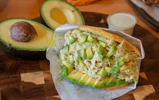 Königin Arepa, Maisbrot mit Huhn und Avocado