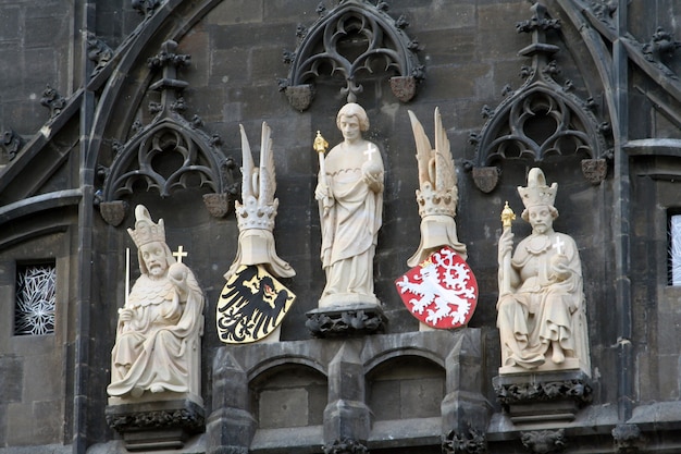 Königliche Figuren auf dem Wachtturm in der Stadt Prag