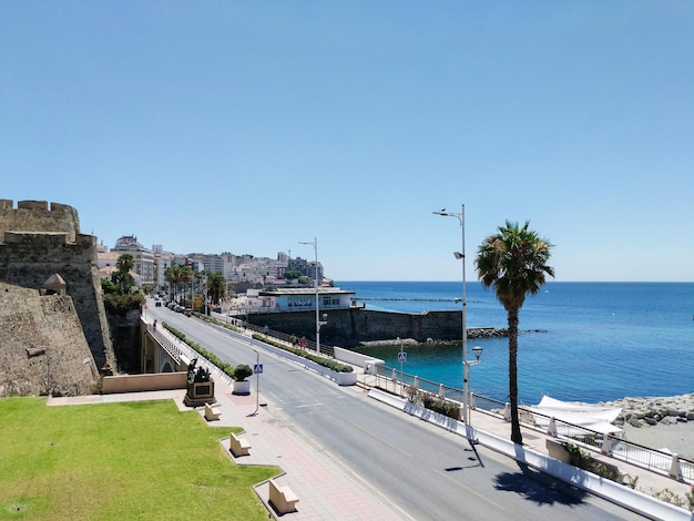 Königliche Mauern der touristischen Küstenstadt Ceuta in Spanien mit Strand und Sonne