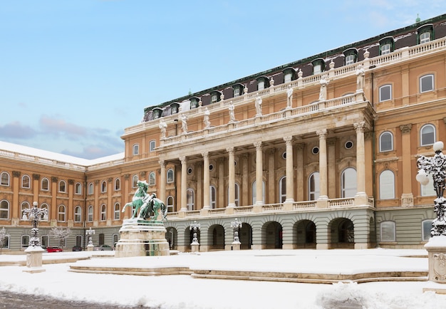 Königlicher Palast in Budapest bei Winternacht, Ungarn