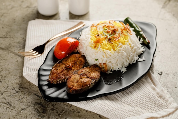 Königsfisch mit weißem Reis und Tomaten, serviert in Gerichten isoliert auf grauem Hintergrund Seitenansicht Fast Food