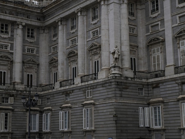 Königspalast Madrid bei Sonnenuntergang