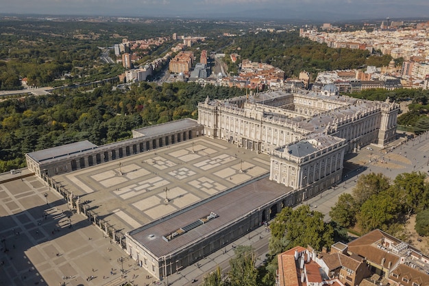 Königspalast von Madrid am sonnigen Tag, Luftbild