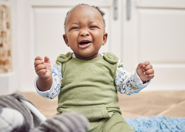 Können wir nicht den ganzen Tag kuscheln? Aufnahme eines weinenden Mädchens, das zu Hause sitzt