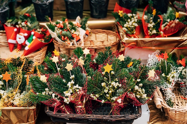 Körbe mit verzierten Christbaumzweigen