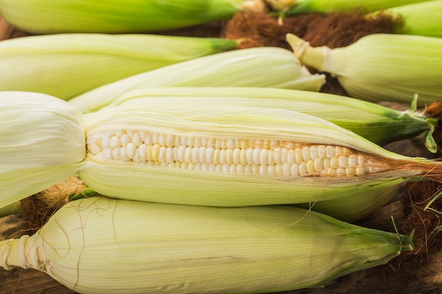 Körner des reifen Mais auf Holzoberfläche