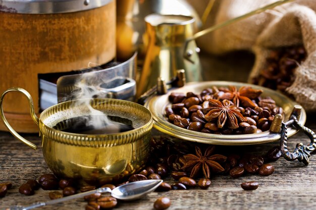 Körner des schwarzen Kaffees auf einem alten Hintergrund