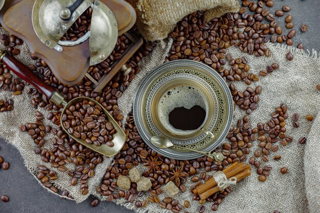 Körner des schwarzen Kaffees auf einem alten Hintergrund