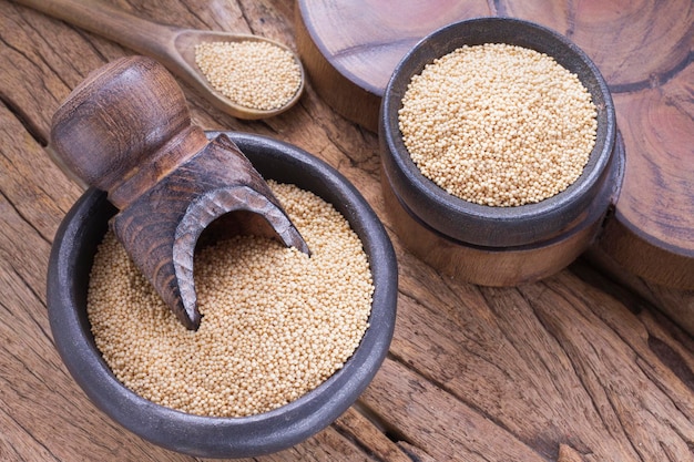 Körner und Amaranth Energieriegel auf dem Tisch Amaranthus