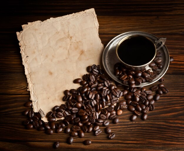 Körner und Tasse Kaffee auf einem hölzernen Hintergrund