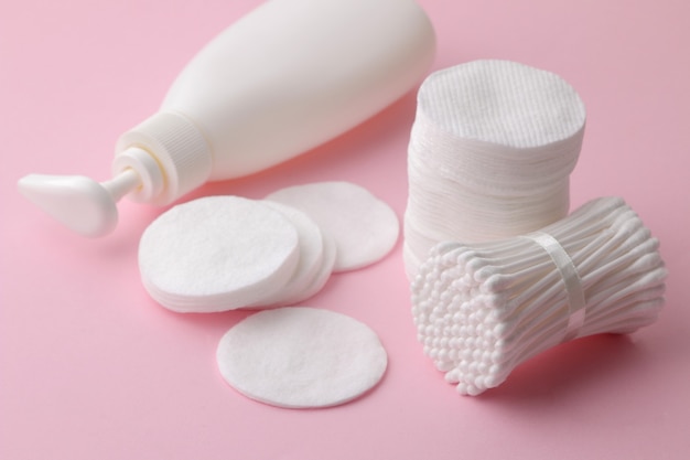 Körper- und Hautpflegeprodukte in weißer Verpackung auf einem rosa Tisch