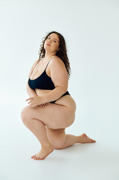 Körperpositivität mit einer wunderschönen Plus-Größe-Frau in einem Studio feiern
