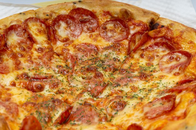 Köstlich aussehende Pizza mit verschiedenen frischen Zutaten