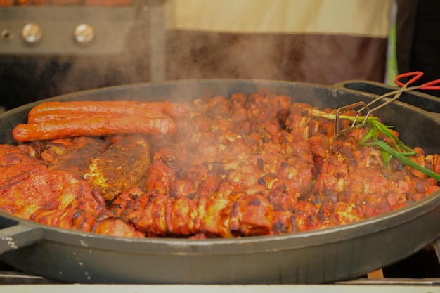 Köstlich aussehendes, würziges frittiertes Essen aus dem kochenden Topf eines am Straßenrand stehenden Street Food frittiertes Fleisch