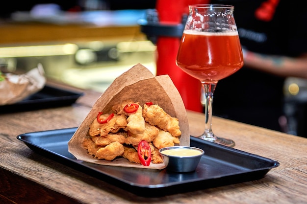 Köstliche Abendessen-Nuggets im Restaurant auf einem Holztisch. Leckeres Essen mit Bier im Café oder Pub-Menü an der Theke.